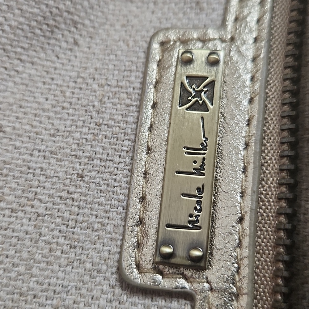 Nicole Miller, Large Elegant Gold and Cream Women's Handbag with feet. - Picture 8 of 9